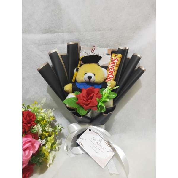 

READY STOK BUKET BONEKA WISUDA PLUS COKLAT SILVERQUEEN