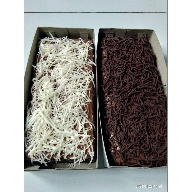 

Bolu Ketan Hitam & Brownies Kukus Ukuran M 22 x 10 Cm Topping Cokelat Keju/Camilan Kue Basah/jajanan