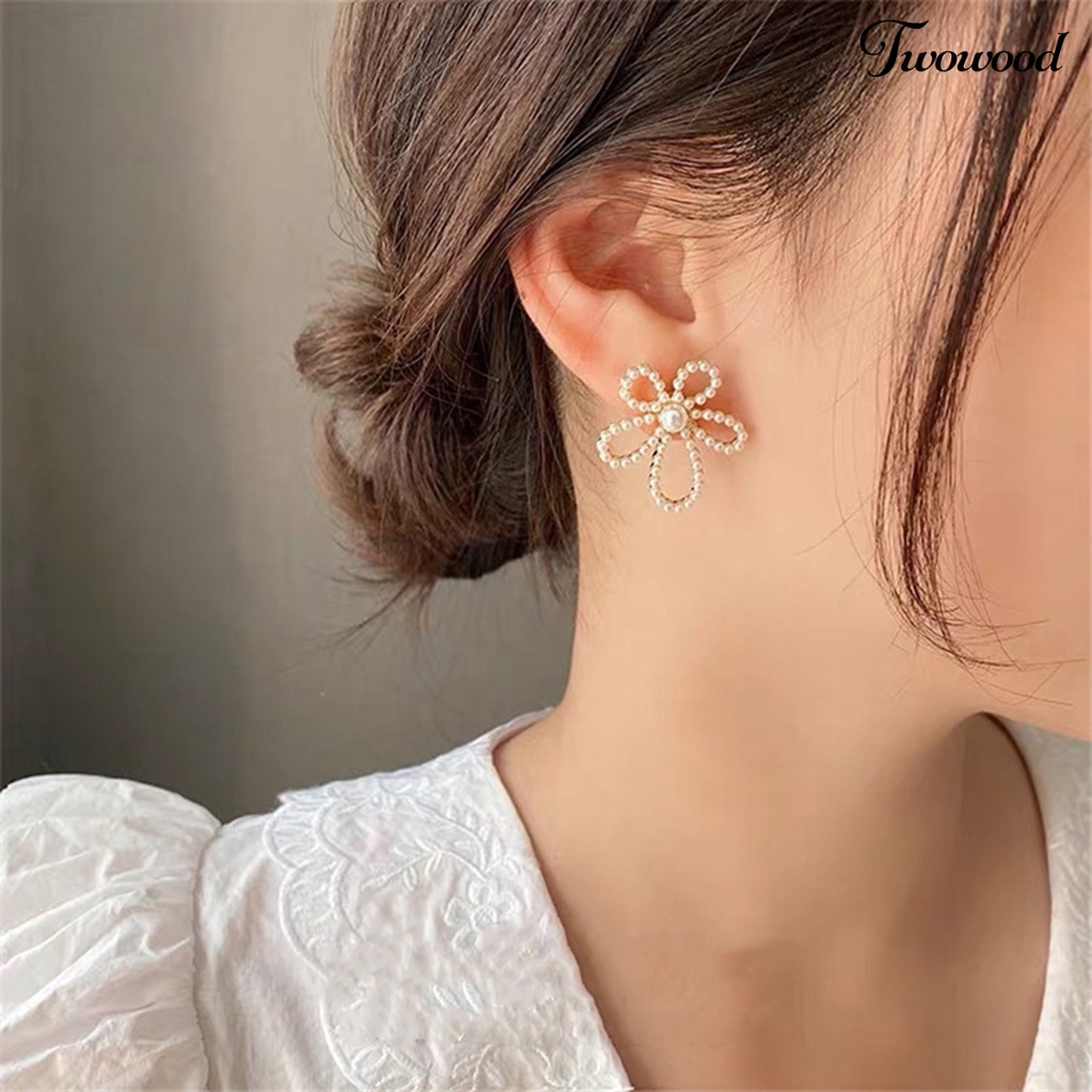 1 Pasang Anting Stud Desain Bunga Aksen Mutiara Imitasi Gaya Vintage Untuk Wanita