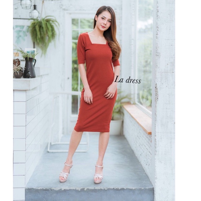 La dress kerah square