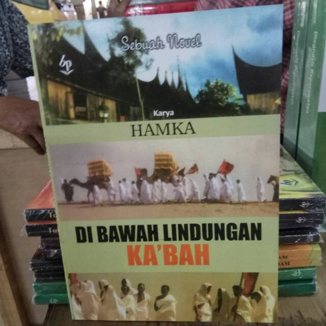 Cover Buku Dibawah Lindungan Kabah Gambar Islami