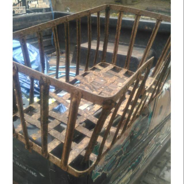 Keranjang besi fosil lawasan jadul untuk sepeda kuno