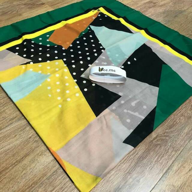 Bee.me / beeme / bee me / kerudung / hijab / segi empat