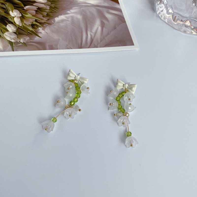 Anting Tusuk Motif Bunga Lily Warna Putih Untuk Wanita