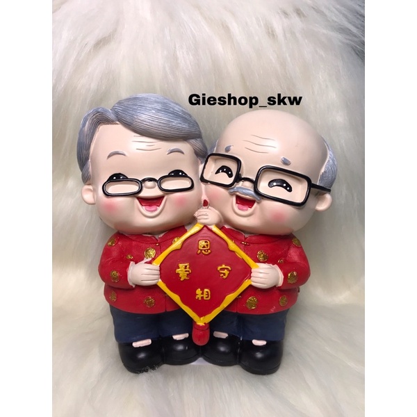 Pajangan couple kakek-nenek (baju merah)