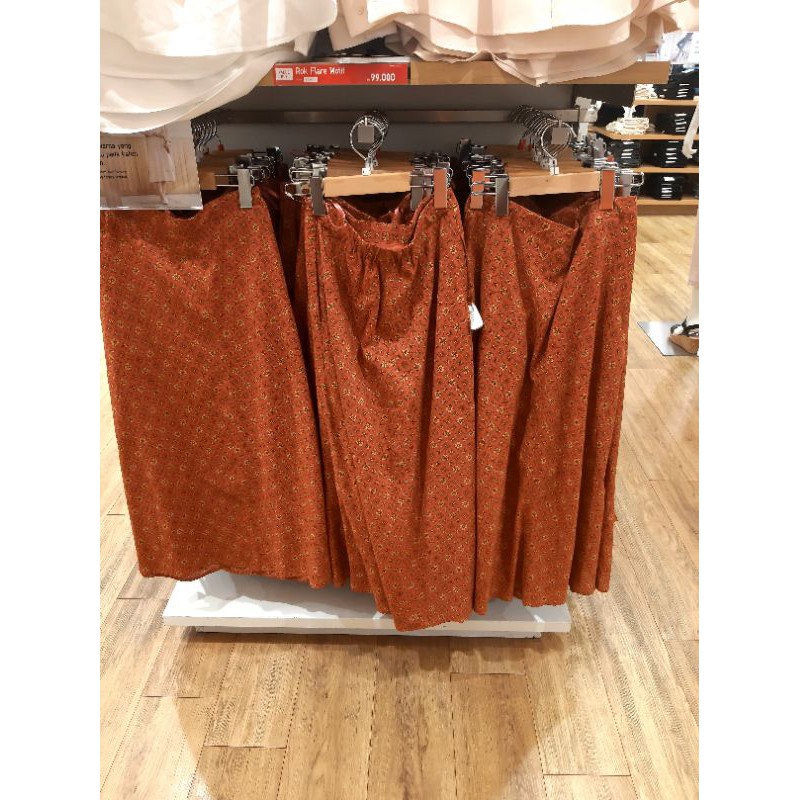 UNIQLO Rok Flare Batik