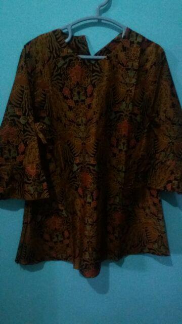 Blus Lonceng Batik Sogan Motif Atasan Bells Modern Lengan Trompet Seragam Kantor Kerja Wanita