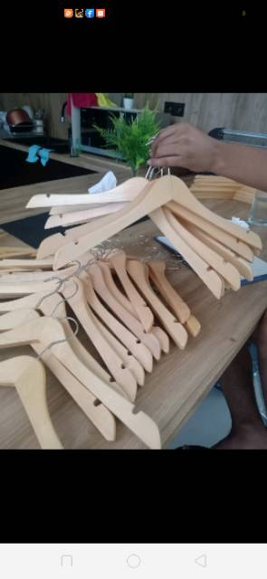 Hanger kayu natural ukuran dewasa