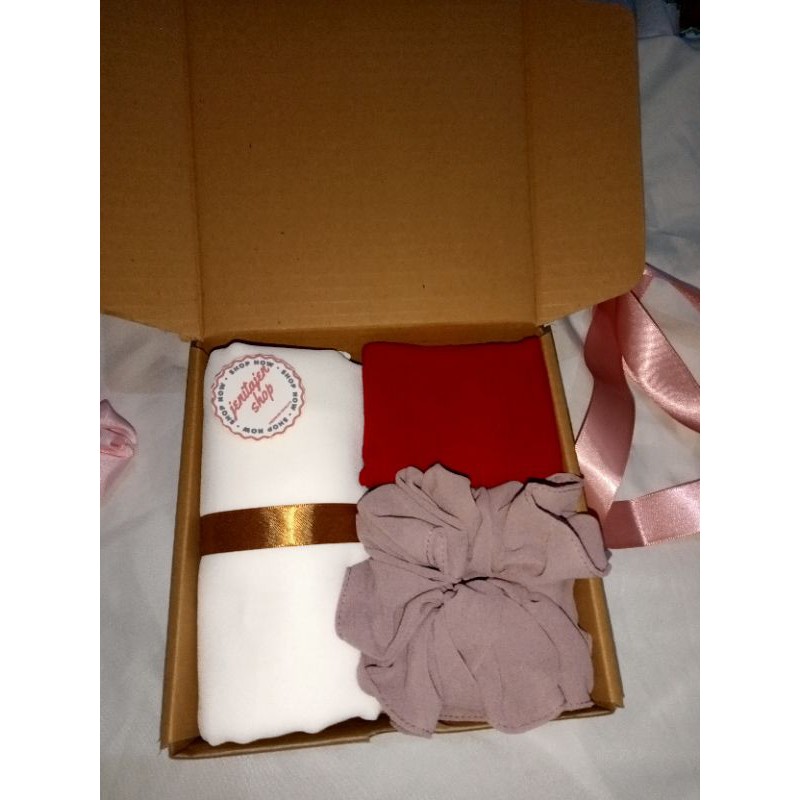 

GIFTBOX SIMPEL Islami Kado Cewek Ulang Tahun dan Wisuda FREE BUBBLE WARP!!