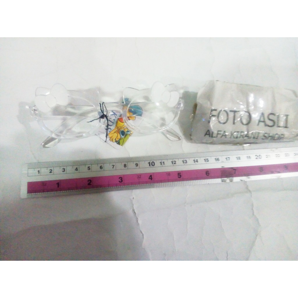 kacamata anak model Hello Kitty murah fashion bagus helo kity kucing lucu saat di foto studio atau liburan-3