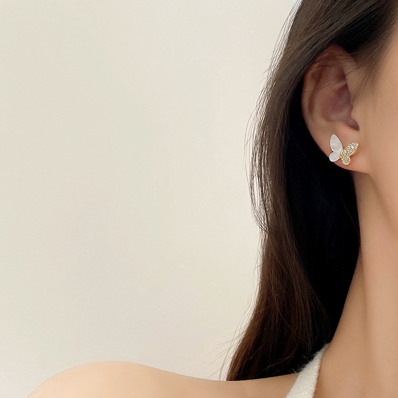 Anting Tusuk Asimetris Model Kupukupu Bahan Sterling silver 925 Hias Berlian Retro Untuk Wanita