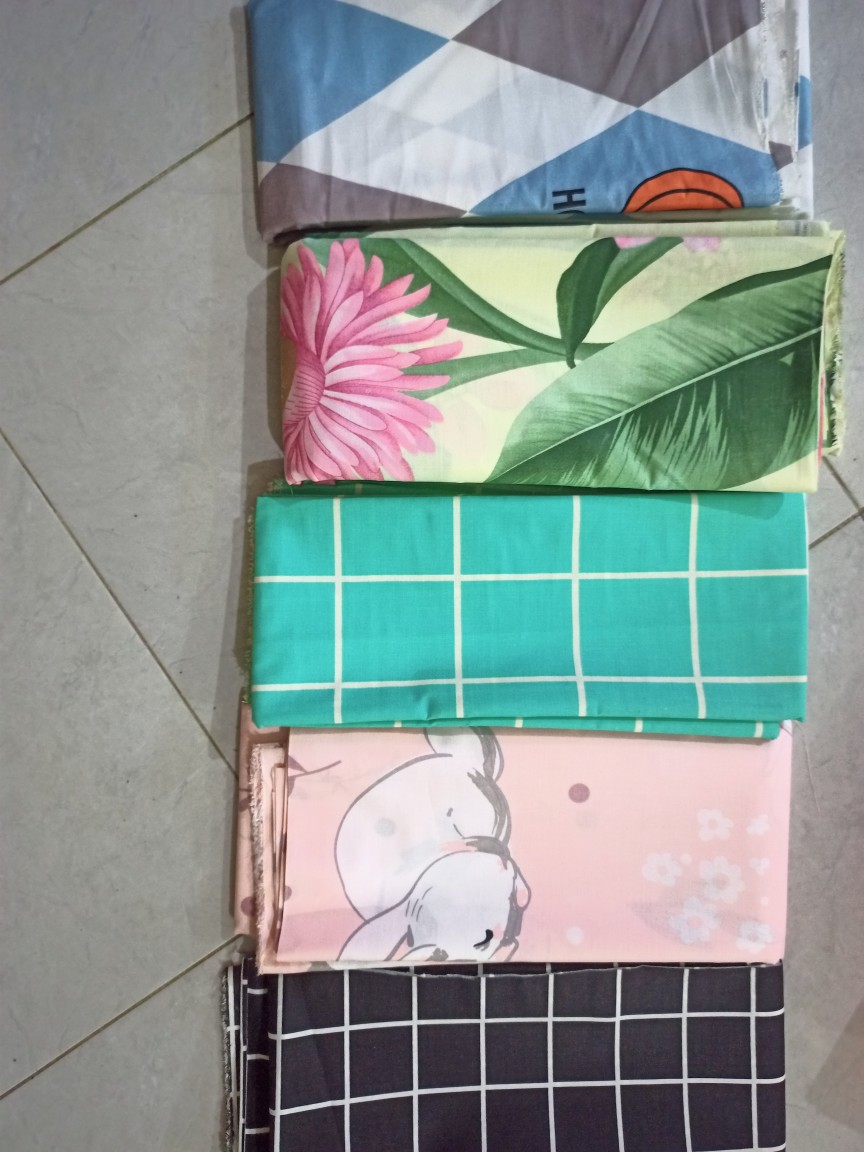 Moon Kain Sprei Meteran Katun Lokal Catra Esra Motif Kotak Devan Merah Hitam