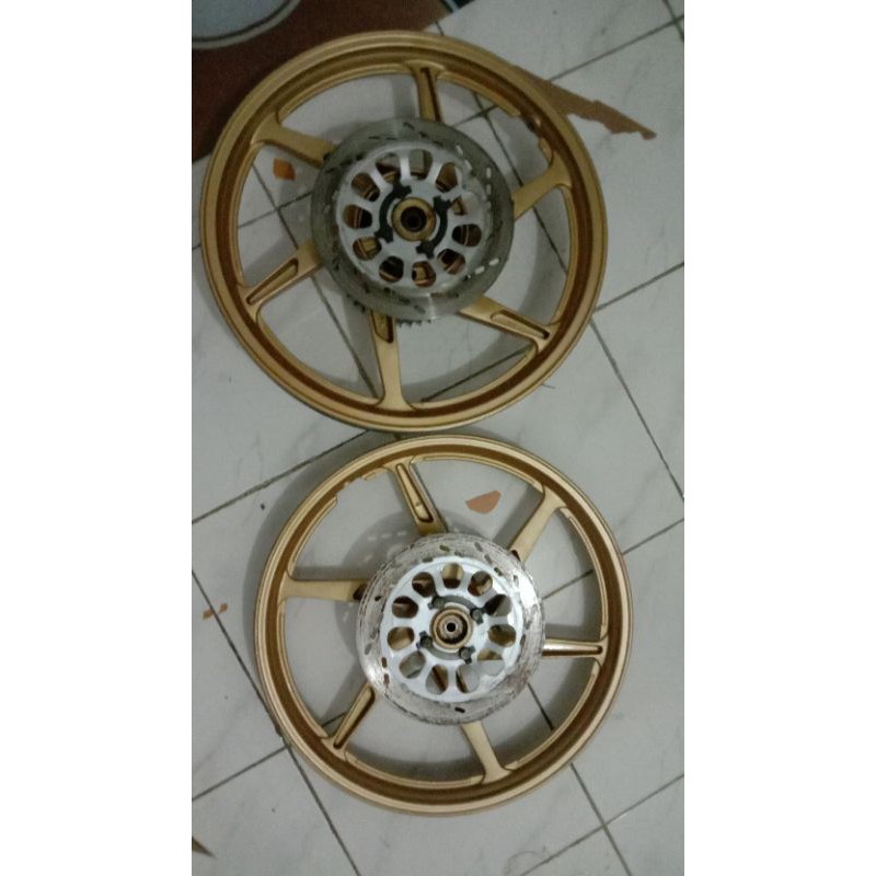 sepasang velg motor Suzuki Satria 2 tak hiu lumba DD double disk original