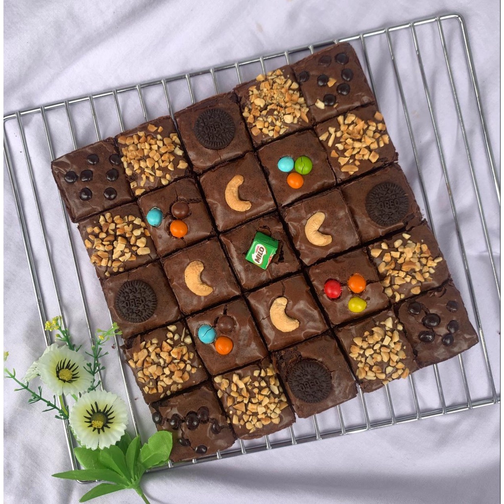 

Fudgy Brownies Full Topping Premium Ukuran Besar Cocok Untuk Berbagai Acara