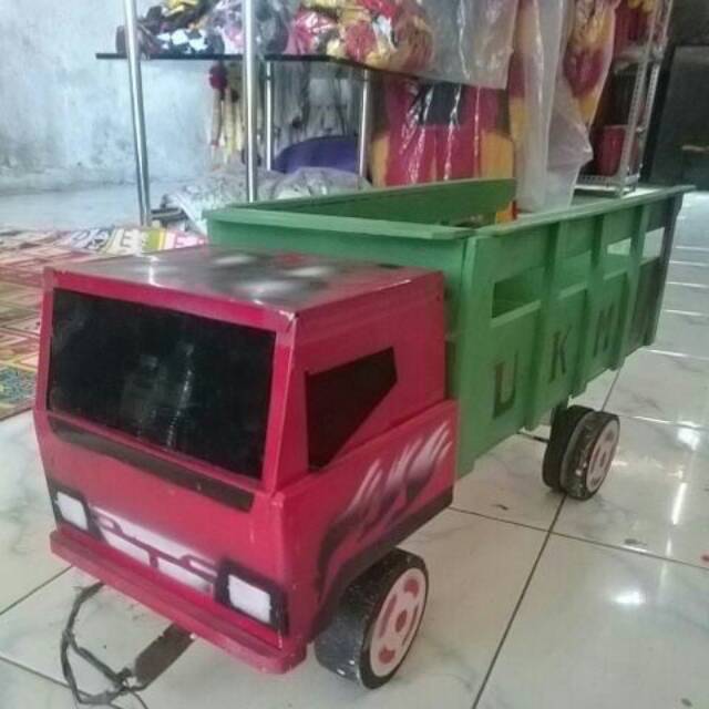 Truk mainan