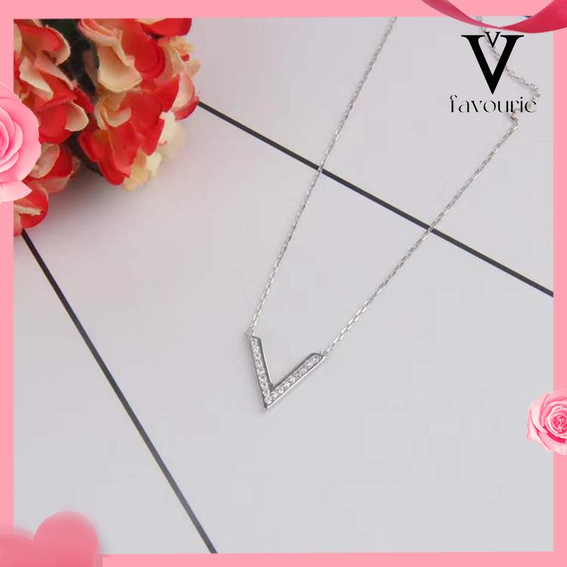 [COD]Liontin berbentuk huruf V Wanita Desain Niche Fashion Temperamen Kalung Mewah Ringan-FA