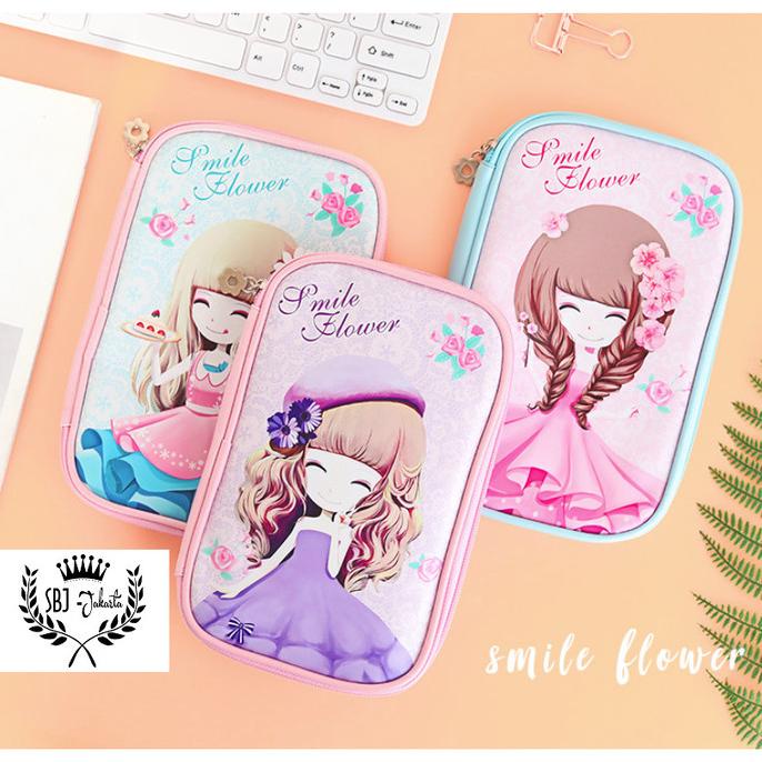 

PROMO KOTAK PENSIL / TEMPAT PENSIL SOFTCASE SMIGGLE LOOKALIKE SMILE FLOWER/TEMPAT PENSIL AESTHETIC/TEMPAT PENSIL ANAK PEREMPUAN/TEMPAT PENSIL LUCU/TEMPAT PENSIL 3D/TEMPAT PENSIL TRANSPARAN/TEMPAT PENSIL LUCU/TEMPAT PENSIL KOREA/TEMPAT PENSIL KAIN/TEMPAT
