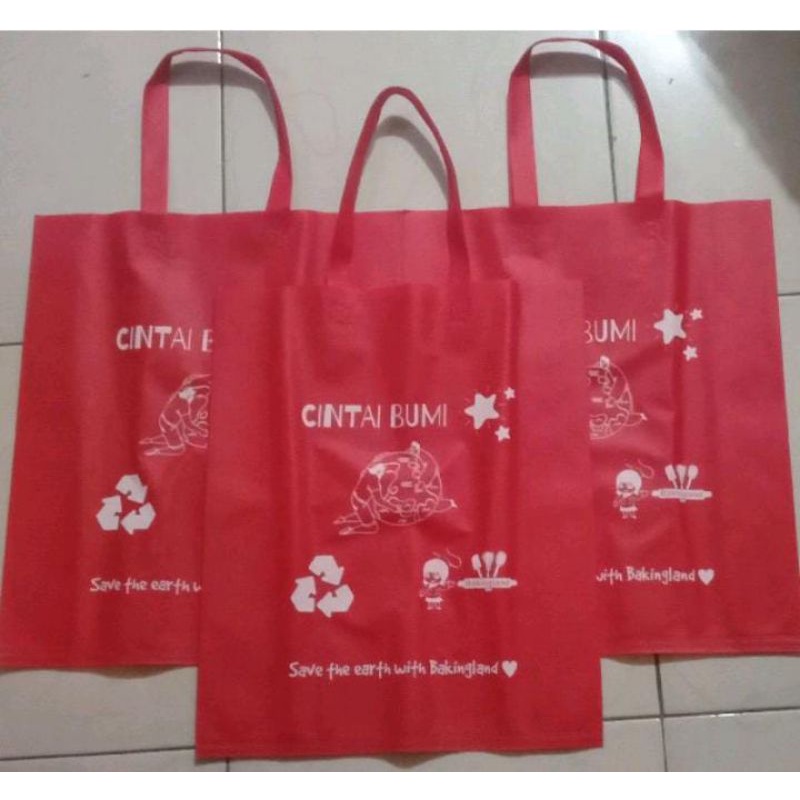 

Tas Spunbond Termurah Tipe Tali UK 38×45×11 Plus Sablon 1 Sisi 1 Warna/kilat