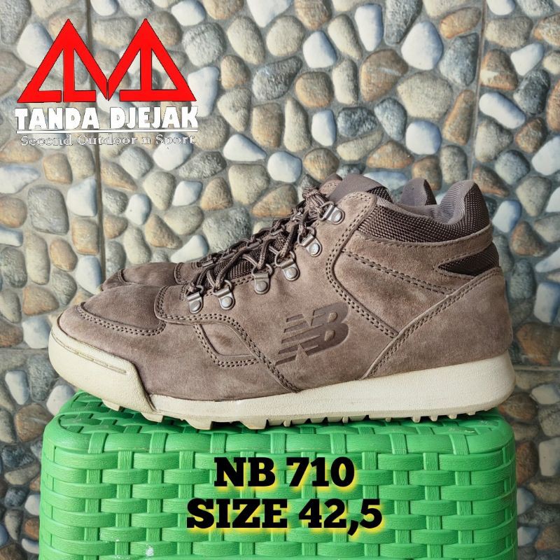 Sepatu NB 710 Hiker Gold Beige