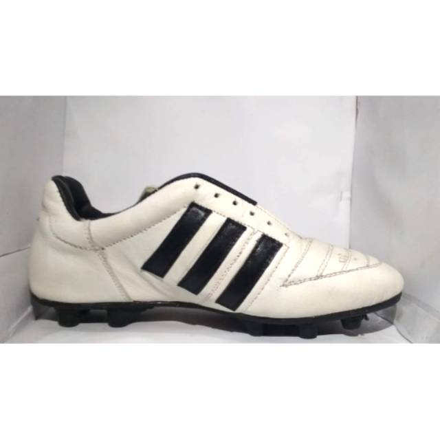 Sepatu bola kulit model adidas