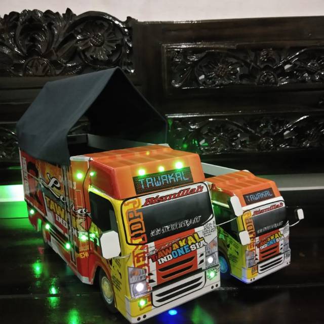 MINIATUR TRUK UKURAN BESAR FULL LAMPU