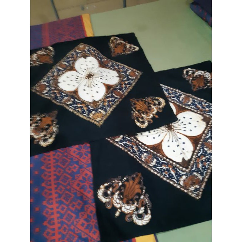 sapasang sarung bantal motif batik