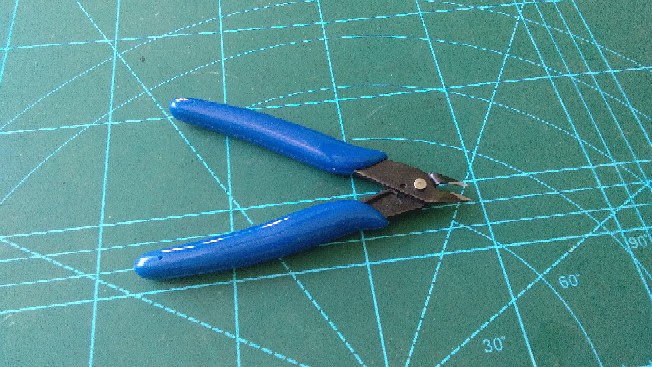 Tang Potong Komponen Atau Kupas Kabel