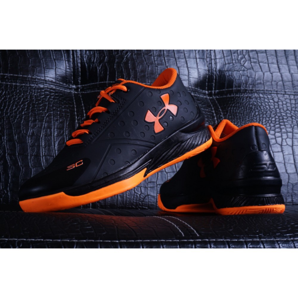 SEPATU SPORT UNDER ARMOUR HITAM ORANGE