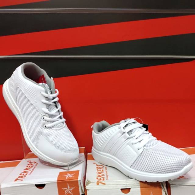 Sneakers wanita trekkers