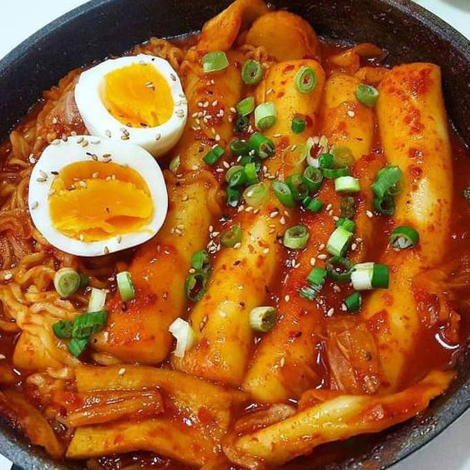 

Ahbbsu 500G Fresh Korean Tteokbokki + Saus Import (1/2 Porsi) Halal Sasu