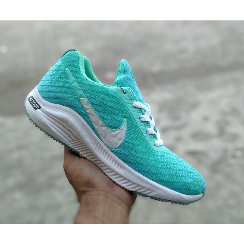 Sepatu Olahraga wanita nike zoom putih. Made In Vietnam sepatu lari wanita. senam jalan. erobik