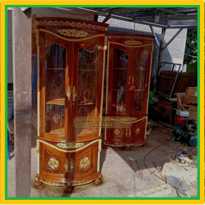 lemari rak pojok sudut kaca hias ruang tamu kayu jati ukir Jepara