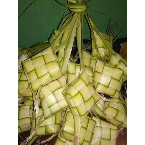 

#ketupat cangkang ketupat kosong. hrg 830 (1butir) cangkang ketupat/ketupat lebaran janur kuning #slongsongketupat per ikat 10 harganya 8300.