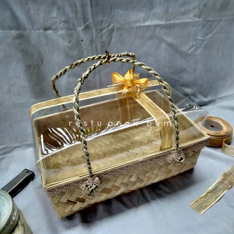 

Besek Seserahan 22cm Cangking/hantaran/nikahan/seserahan/hampers/bingkisan/wedding/hadiah/giftbox/keranjang/wadah makanan/gift/sembako/roti/cake/nasi/catering/nasi box/food/lamaran/tradisi/craft