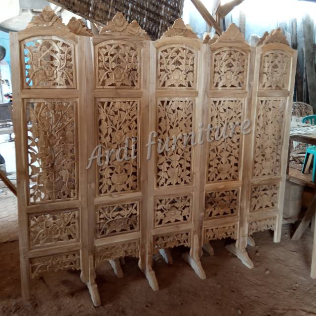 Dekorasi ruangan seketsel ukir sekat pemisah ruang tamu partisi kayu jati mebel jepara
