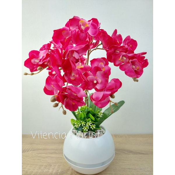 Bunga anggrek palsu hias dekorasi artificial dengan pot pajangan ruang tamu teras meja kantor