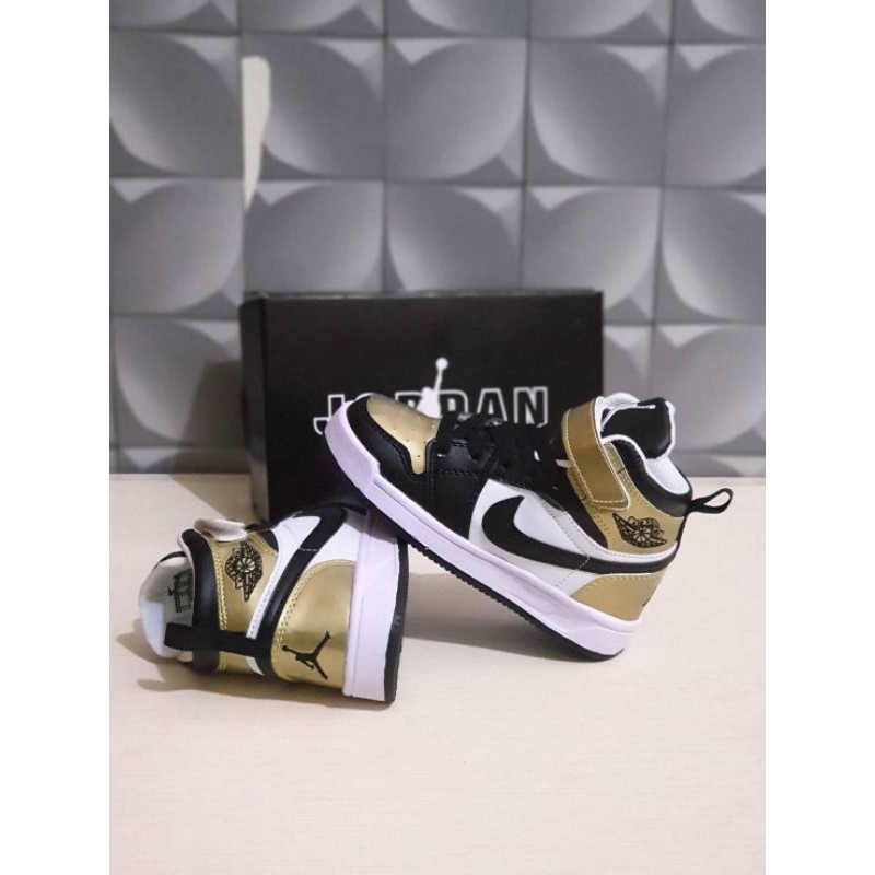 NIKE JORDAN HIGH Fasion Anak Sepatu Sneakers Anak Laki Berkualitas Dan Sporty Gold Black Sepatu Anak Laki dan Sepatu Sneakers Anak Perempuan Jordan Kids Sepatu Anak Laki Laki 10 Tahun Sepatu Anak Sneakers Laki Laki Perempuan Nike Grade Original