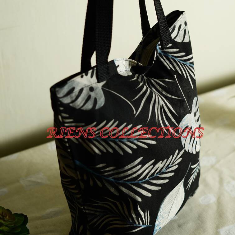 RIENS COLLECTIONS. TOTEBAG KANVAS MOTIF FLORAL LATAR HITAM. Riens Collections