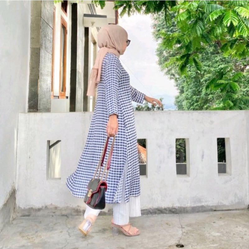 Squela - Slit Dress by Outfix