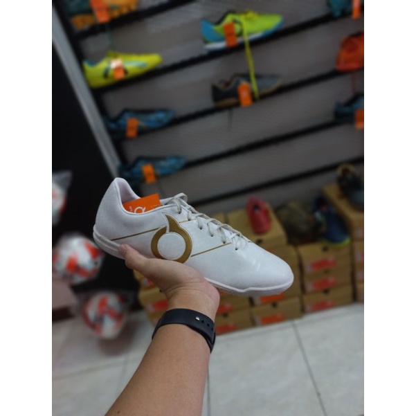 Sepatu Futsal Ortuseight Sabre In - White/Gold