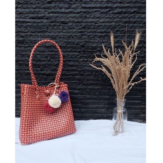 Tas anyam classic / Tas jali merah