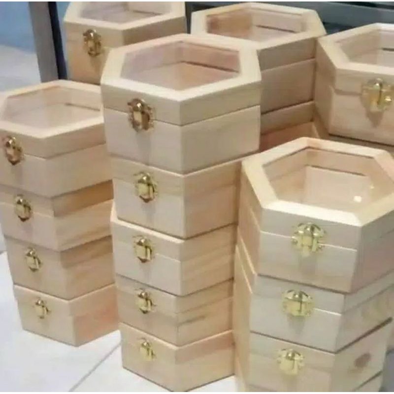 Kotak Cincin Kayu Hexagonal Ring Box dengan akrilik