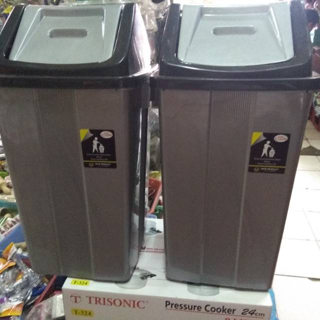 Tempat sampah segi ukuran 20 liter merek Komet