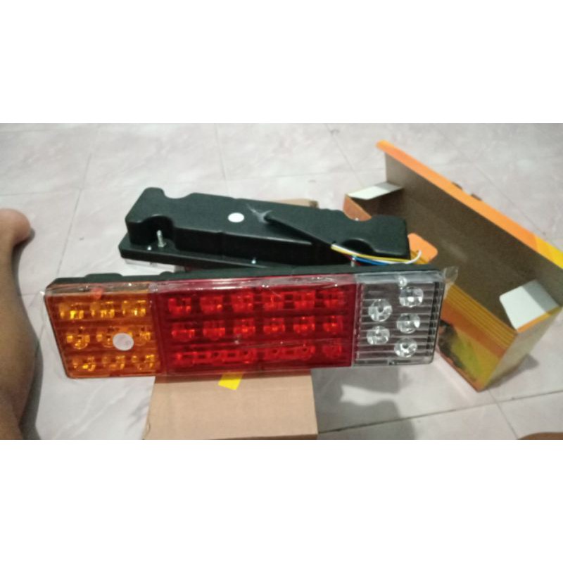 Lampu stop atau Lampu belakang LED L300 Mitsubishi saat direm kedip-kedip