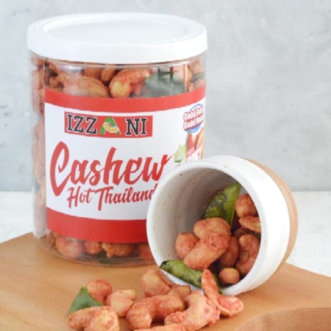 

Izzani - Kacang Mede Hot Thailand Toples Fox 300gr - Camilan Jajanan Cashew Nuts Sehat Enak