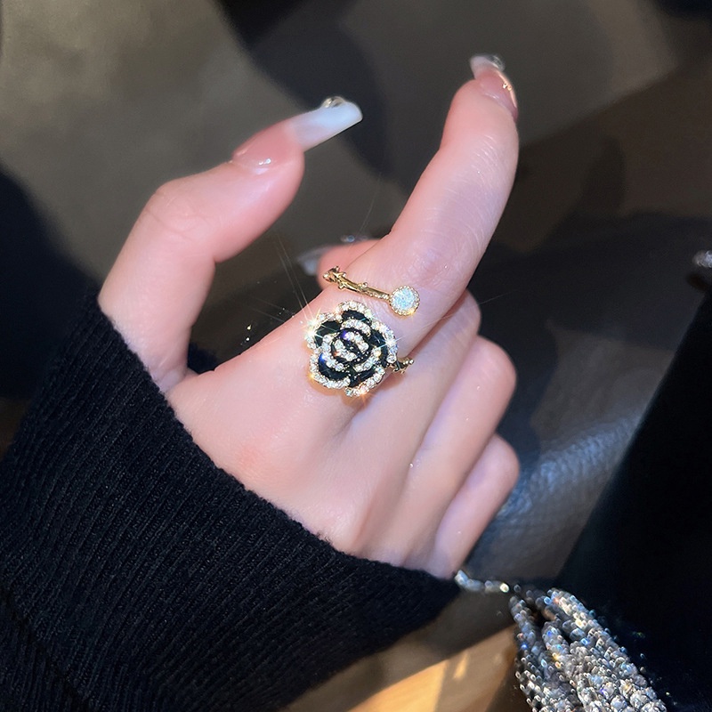 Cincin Emas Bentuk Bunga Kamelia Aksen Berlian Gaya Retro Untuk Wanita