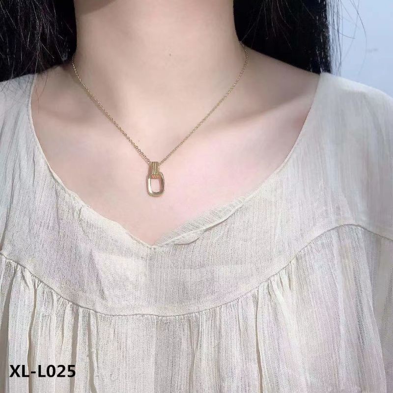 kalung simple warna gold mirip dengan emas asli.