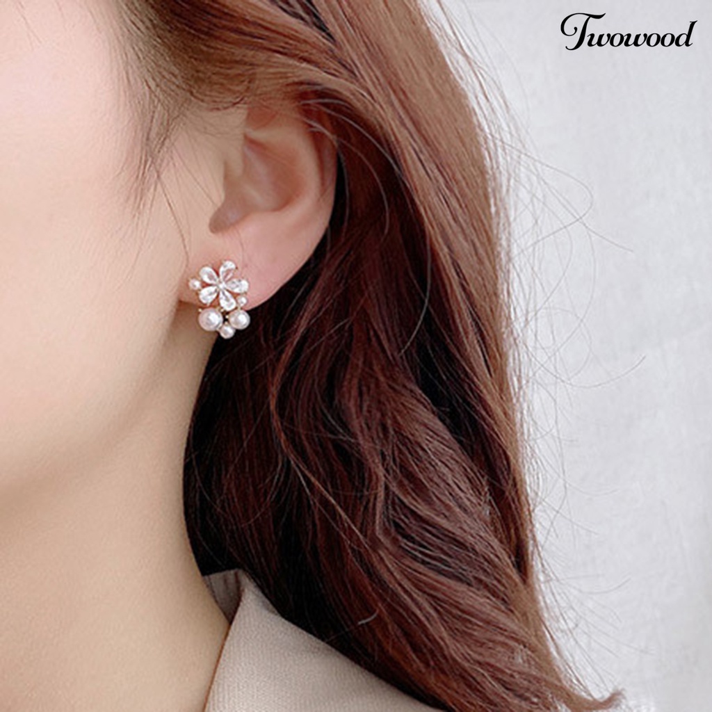 1 Pasang Anting Stud Bentuk Bunga Bahan Alloy Untuk Wanita