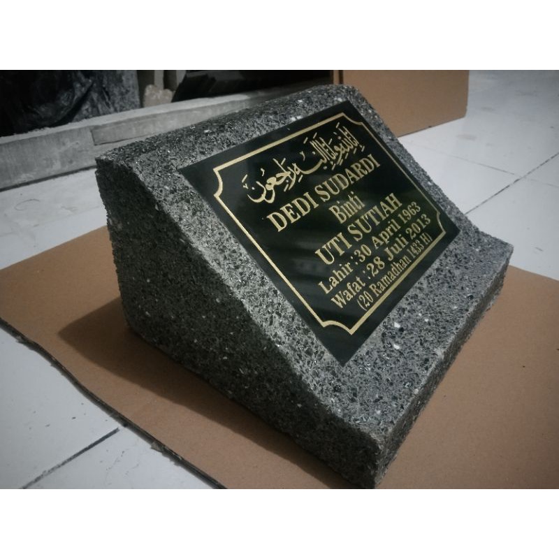 BATU NISAN GRANIT WADAH DUDUKAN UKURAN 22X24CM + NAMA LEMPENGAN GRANIT HITAM 15x20cm.
