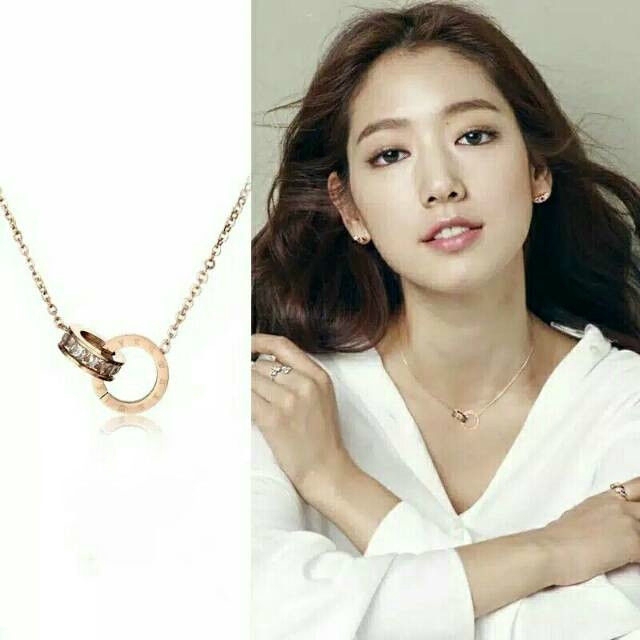 Kalung Rantai Dengan Liontin Angka Romawi Bahan Titanium Warna Rose Gold Untuk Wanita